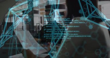 Kadın belgeleri sunarken, erkek de mavi ağ incelemesi yapıyor. Teknoloji incelemesi için yoğunlaşıyor. Teknoloji, işbirliği, yenilik, dijital, iletişim, fütüristik, modern