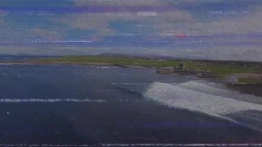 Başladıktan sonra, kamera körfezin karşısından yanal çekim yapıyor, sahili, kayalık kayalığı ve beyazbaşlıkları ortaya çıkarıyor. Deniz manzarası, kıyı manzarası, hava manzarası, sükunet, doğa.