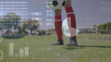 Oyuncu topa hafifçe vuruyor ve spor analitiği için hokkabazlık yaparken dinamik ölçümleri başlatıyor. Atletik, performans, görselleştirme, dijital, hareket, rekabet, açık hava