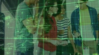 Yeşil ızgara titreşimli tasarım ekibi taslak fikirleri tartışıyor ve tabletle işbirliği yapıyor. İşbirliği, yenilik, beyin fırtınası, takım çalışması, modernite, yaratıcı süreç, veri analizi