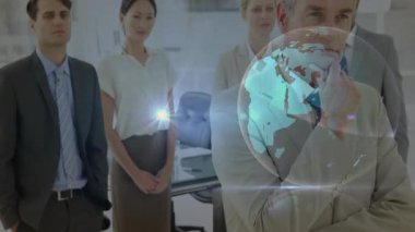 Işıklar yanarken ve dünya dönen çizgiler ortaya çıkarken iş ekibi ofiste duruyor. Profesyonel, işbirliği, yenilik, fütüristik, kurumsal, teknoloji, takım çalışması