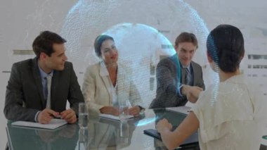 İş adayı holografik dünya ile yapılan görüşme sırasında el sıkışıyor ve bilgisayarını kontrol ediyor. Profesyonel, modern, fütüristik, kurumsal, iş dünyası, ağ oluşturma, yenilik