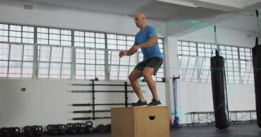 İnsan önce ağırlık değiştiriyor, sonra çömeliyor, fitness için plyo kutusuna atlıyor, hareketli güç oklarıyla. Performans, güç, eğitim, spor, atletizm, dinamik, hareket