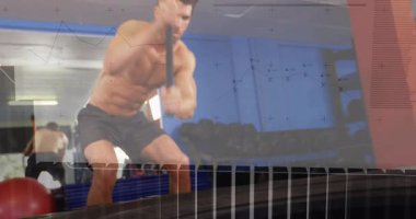 Antrenör balyoz kaldırıyor, jimnastik için dijital grafiklerle traktör lastiğine vuruyor. Kuvvet, fitness, egzersiz, antrenman, spor, egzersiz, kararlılık