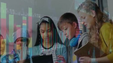 Tabletteki öğrencilere rehberlik eden bir gencin elinde ekran animasyon çubuğu ve çizgi grafikleri var. İşbirliği, eğitim, teknoloji, takım çalışması, yenilik, öğrenme, gençlik