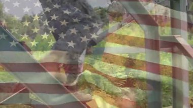 Asker çelik platforma yaklaşıyor ve savunma taraması için tırmanıyor. Tüfek hedeflemesini kontrol ediyor. Ordu, taktik, gizlilik, hayatta kalma, açık hava, disiplin, hassasiyet