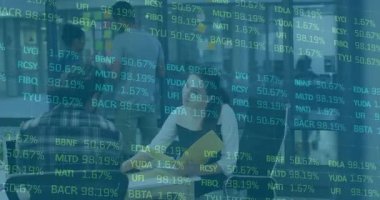 İş kadını sarı klasörü şeffaf kalp atışı yüzde 50 'ye ulaşarak işaretliyor. İşbirliği, takım çalışması, analitik, veri, tartışma, ofis, üretkenlik