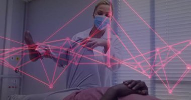 Doktor hasta bacağına tarayıcı yerleştiriyor ve muayene için sağlık taraması sırasında pembe ağ oluşturuyor. Tıbbi, bağlantı, yenilik, enerji, teknoloji, sağlık hizmetleri, teşhis