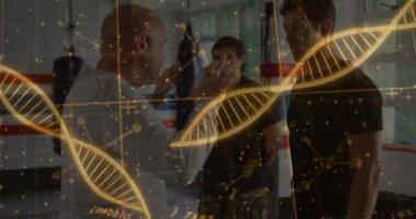 Eğitmen kollarını kaldırarak stajyere yardımcı oluyor ve fitness için altın sarmallı bir savunma talimi yapıyor. Eğitim, rehberlik, fitness, biyomekanik, spor, hareket, eğitim