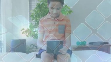 Çocuk çocuk tableti kucağa yerleştiriyor ve ekran keşfi teknolojisini araklıyor, geometrik şebeke darbesi. Çocuk, dijital, etkileşim, eğitim, yenilik, modern, ev