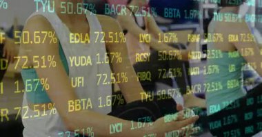 Ön sıradan bir kadın, finansal kod güncellemesinden sonra spor salonunda kürek çekmeye başlıyor. Odaklanma artıyor. Fitness, takım çalışması, yoğunluk, egzersiz, motivasyon, dijital, modern