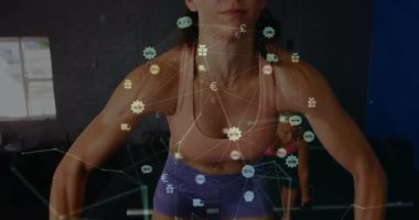 Eğik kadın spor salonunda barfiks çektikten sonra animasyon verilerini takip etti. Fitness, strength, digital, data, training, teamwork, athletic