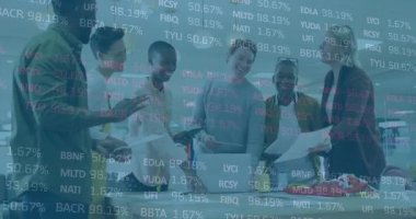 İş adamları tablet kaldırıyor ve tabletleri masadan paylaşıyor. Veri sütunlarını iç görselleştirerek canlandırıyorlar. İşbirliği, takım çalışması, analitik, dijital, profesyonel, kurumsal, beyin fırtınası