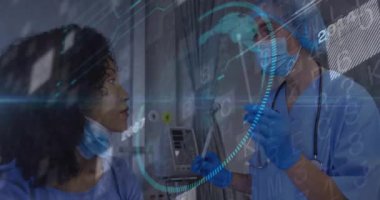 Kadın hemşire hastaya yaklaşıyor. Evrimi test eden kürenin ortasında boğaz temizleme çubuğu yerleştiriyor. Tıbbi, sağlık, tanı, teletıp, klinik, geleceksel, analiz