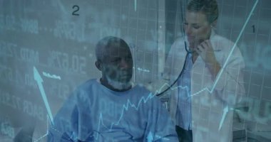 Doktor muayene odasındaki hastanın göğsüne steteskop yerleştiriyor. Hayati göstergeleri çizgi oklarıyla izliyor. Tıbbi, sağlık, teşhis, klinik, izleme, sağlık, meslek