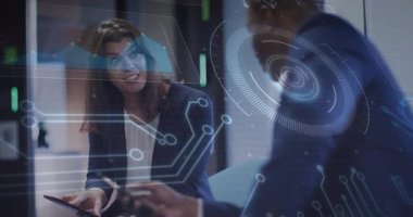 Teknoloji brifingi için tableti tıklatan ve dönen devre şablonları ve veri akışlarını çağıran bir kadın. Yenilik, işbirliği, fütüristik, dijital, iletişim, bağlantı, profesyonel