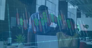 Meslektaşı finans tartışması için şamdan çizelgesi getirdiğinde dizüstü bilgisayarda yazan bir kadın. İşbirliği, takım çalışması, analitik, veri görselleştirme, modernleşme, iş dünyası, profesyonellik