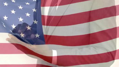 Profesyonel iş adamı akıllı telefonu elinde tutuyor ve ABD bayrağını sallayarak ekranı dinliyor. Teknoloji, iletişim, vatanseverlik, vatanseverlik, jest, yenilik, dijital