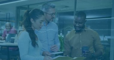 Koreli kadın kağıt klasörü çeviriyor iş görüşmelerine başlıyor iş arkadaşları tableti kontrol ediyor. İşbirliği, takım çalışması, iş, ofis, çalışma alanı, dijital, profesyonel