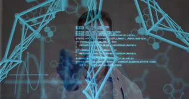 Erkek bilim adamı yükseltiliyor. Moleküler hologramı döndürüyor ve teknik analiz için tüpü tutuyor. Bilim adamı, holografi, yenilik, biyoteknoloji, görselleştirme, araştırma, fütüristik