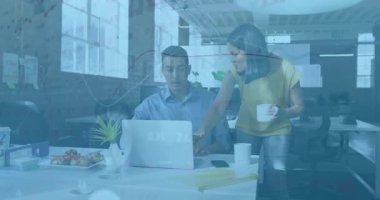 Kadın elinde bardak tutarken adam dizüstü bilgisayarda yazı yazıyor. Ofis işbirliği için ekrana doğru eğiliyor. İşbirliği, takım çalışması, iletişim, yenilik, modern, profesyonel, beyin fırtınası