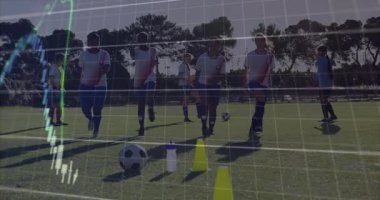 Yedi bayan futbolcu topa vurduktan sonra koşu yaparken finansal tabloların yükselmesi. Atletizm, takım çalışması, fitness, eğitim, açık hava, dinamik, ilerleme