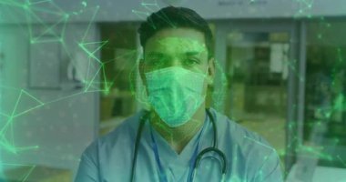 Hastanedeki steteskoplu doktor yeşil ağ düğümlerini titreten verileri aktifleştiriyor. Tıbbi, teknoloji, geleceksel, sağlık, yenilik, analiz, teşhis