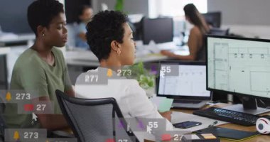 İş arkadaşları verileri kaydırıyor ve sosyal medya simgelerinin değişen nişan istatistiklerini izlediğini görüyor. İşbirliği, takım çalışması, analitik, veri, üretkenlik, modern, profesyonel