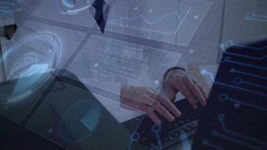 Masada üst düzey profesyonel daktilo, holografik kod ve çizelgelere tepki verme, kağıt okuma. Teknoloji, yenilik, veri analizi, fütürist, dijital arayüz, konsantrasyon, çalışma alanı
