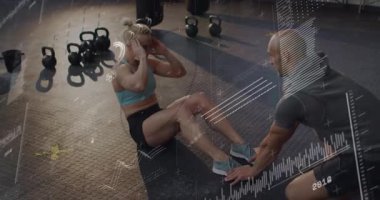 Spor salonundaki stajyer antrenörden gelen işarette kettlebell 'ler eşliğinde mekik çekmeye başlıyor. Grafik izleme çekirdeği de ekleniyor. Spor, güç, egzersiz, eğitim, biyomekanik, motivasyon, performans