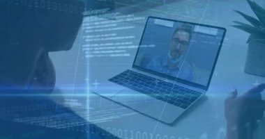 Dizüstü bilgisayarın açılması, kadının elini kaldırması, grafik izleme performans ölçümleri. Teknoloji, işbirliği, dijital, yenilik, üretkenlik, modern, iş dünyası