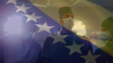 Cerrah asistanı ameliyatta tartıştıktan sonra farları kaldırıyor, ışıklandırmayı hassasiyete ayarlıyor. Tıbbi ekip, klinik, hassasiyet, takım çalışması, hastane, sağlık, steril