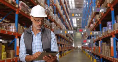 Stok takibi için beliren ve büyüyen bildirim simgelerini kullanırken son sınıf erkek işçi tablet kullanıyor. Sanayi, lojistik, yönetim, dijital, depo, teknoloji, denetim