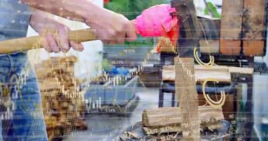 Sürüklenen finansal grafikleri sıralarken çekiç tutan ve gövdeyi ikiye bölen adam. Alet, açık hava, kırsal, işçilik, doğa, çaba, dayanıklılık.