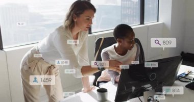 İki meslektaş ekranı işaret ediyor ve klavye monitörüne tıklıyor. Artan pazarlama verileri örtüyor. İşbirliği, analitik, iş, teknoloji, takım çalışması, modern, profesyonel