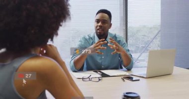 Toplantıda jestler yapan, sosyal ilişki artışını gösteren animasyon ölçümleri başlatan bir adam. İş, iletişim, analitik, teknoloji, profesyonel, ofis, işbirliği