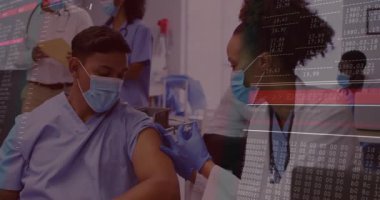 Hemşire aşısı, sağlık kliniğinde veri güvence altına alırken canlandırılmış şifreleme kodunu tetikliyor. Sağlık, aşı, dijital güvenlik, tıbbi teknoloji, klinik çevre, veri koruması, profesyonel ekip