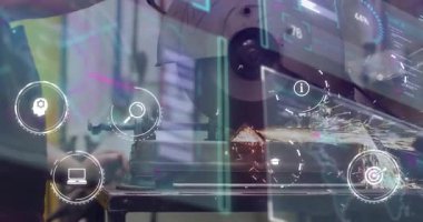 Makinist kıskaçlama çubuğu, dijital simgeler kaliteyi sağlarken testere kıvılcımlarını aktifleştiriyor. Sanayi, imalat, teknoloji, kesinlik, yenilik, mühendislik, işçilik