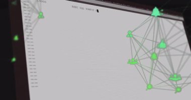 Yeşil ağ grafiği canlı veri senkronizasyonunu görselleştirirken SQL kodunu çalıştırır. Siber güvenlik, veri analizi, dijital entegrasyon, ağ haritası, teknoloji, çift yönlü hız, görsel haritalama