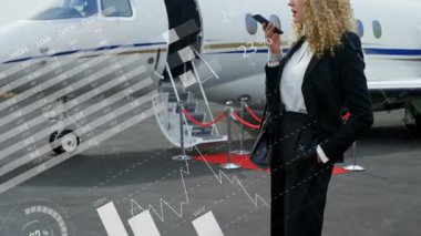İş kadını akıllı telefon yükselterek finans, uçuş verileri, izleme grafikleri, göstergeler. Şirket, yönetici, havacılık, analitik, veri görselleştirme, profesyonel, seyahat
