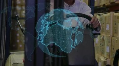 Forklift operatörü kontrolleri etkinleştiriyor. Holografik lojistik haritası hazır olduğunu gösteriyor. Sanayi, lojistik, ekipman, ulaşım, güvenlik, verimlilik, teknoloji