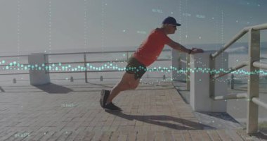 Üst düzey fitness antrenörü tırabzanları kavrayıp veri örtüsü izleme formu ile eğik şınav çekiyor. Atletik, kararlılık, açık hava, güç, modern, sağlıklı, aktif