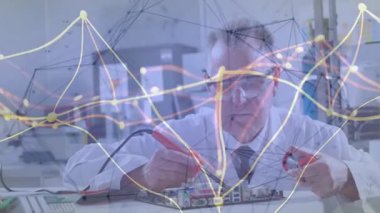 Kıdemli mühendis sondaları yakalıyor ve şebeke-grafik atımını keserken devre kartlarını ölçüyor. Teknisyen, deney, teknik, tasarım, yenilik, hassasiyet, analiz