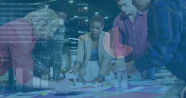 İş ekibi çizelgeleri yayarak planlamaya başlıyor. Veri örtüşen notlar, yol gösterici planlar. İşbirliği, beyin fırtınası, takım çalışması, yenilik, strateji, ofis, planlama