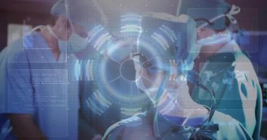 Cerrahi ekip konsolu ayarlıyor ve kesiği HUD ile yönlendiriyor. Canlı hasta verileri gösteriliyor. Tıbbi, yenilik, teknoloji, işbirliği, sağlık, fütüristik, hassasiyet