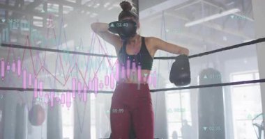 Stajyer boksör halatlara eğiliyor. Veri tabloları titreşiyor ve eldiven kaldırıyor. Eğitim, spor, kararlılık, atletik, motivasyon, egzersiz, güç