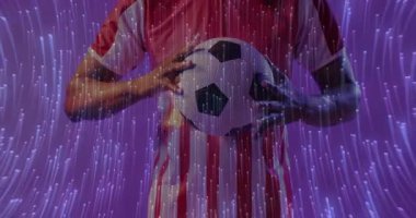 Orta yaşlı bir adamın spor antrenmanında dönen top tutuşunu hafif çizgilerle ayarlaması. Dinamik, spor, modern, enerji, odaklanma, hareket, atletik