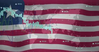 Yarı saydam Amerikan bayrağı ve dünya haritası küresel pazar eğilimini gösteren salınan çubuklar ve çizgiler başlatıyor. Vatansever, finansal, veri görselleştirme, dijital, kurumsal, analitik, dinamik