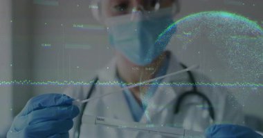 Test bandı takılıyor ve örnek yerleştiriliyor. AR veri darbeleri sırasında doktor teşhis örneği hazırlıyor. Tıbbi, sağlık, biyoteknoloji, yenilik, analiz, sanal, bilim