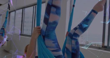 Yoga stüdyosunda kadın ayak bağlıyor. Çokgenlerle dayanıklılık için ters köşe yapıyor. Akrobat, esneklik, sağlık, fitness, çağdaş, kentsel, dinamik